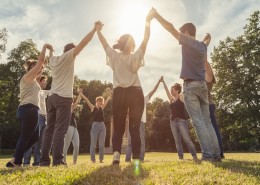 Mitarbeiter Incentives Veranstaltung Corde Concepts Menschen halten Hände in die Höhe Zusammenhalt