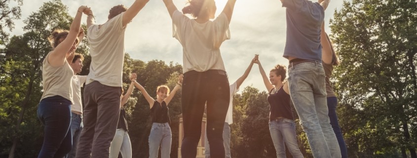 Mitarbeiter Incentives Veranstaltung Corde Concepts Menschen halten Hände in die Höhe Zusammenhalt